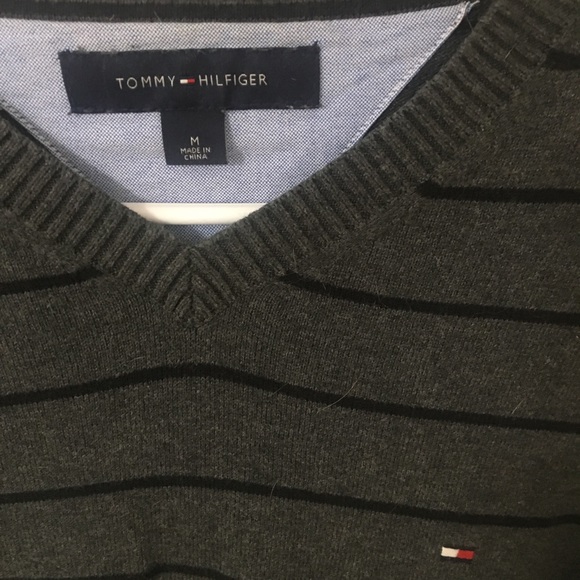 🌿3/$30🌿 Tommy Hilfiger Sweater - Picture 3 of 3